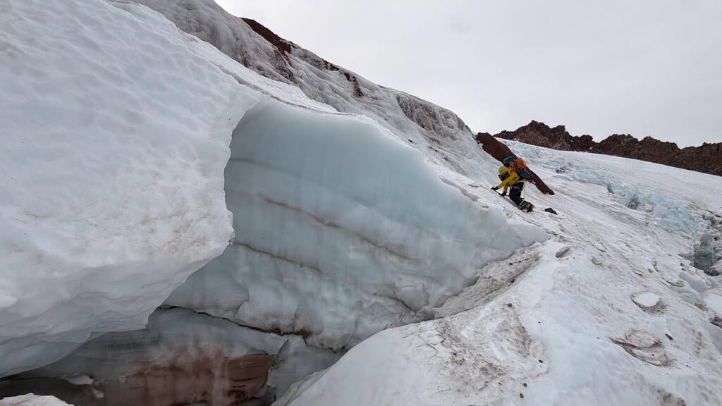 Florida man injured climbing California's Mount Shasta rescued after 2 nights in freezing temps — CBS Miami, Half Moon Bay Health news