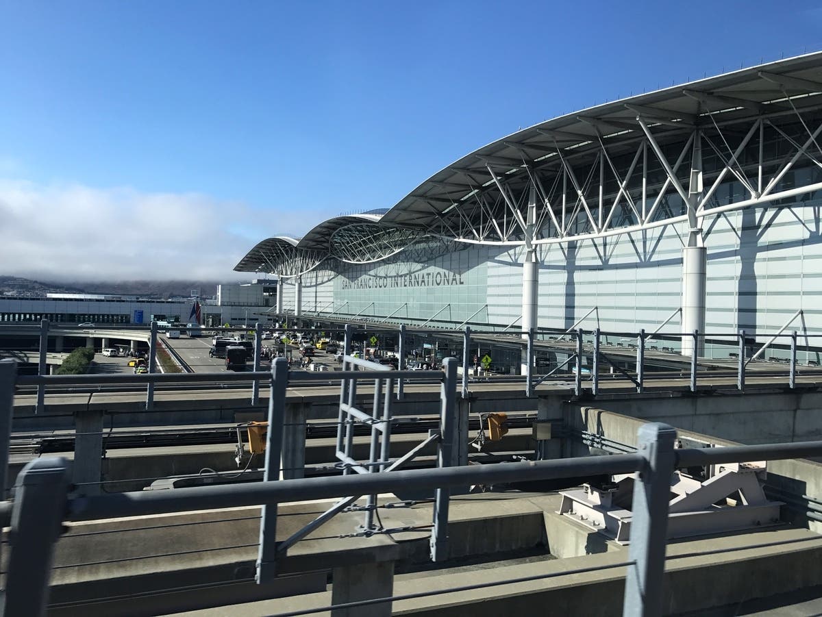 SFO-Bound Flight Makes Emergency Landing Over Odor: Report — Half Moon Bay Community news