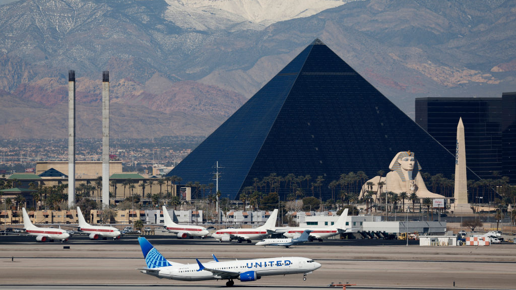 Flight rerouted after passenger threatened to hijack plane — Half Moon Bay Community news